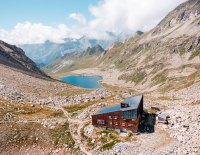 © Tourismusregion / Ski- und Almenregion Gitschberg Jochtal / Brandnamic / Spekatulär gelegen: die Edelrauthütte über dem Eisbruggsee am Eisbruggjoch auf dem Weg Richtung Hoher Weißzint. Top 20 Hochtouren 2025