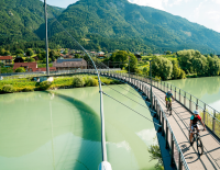 © ©Kärnten Werbung GmbH/Sam Strauss / Den Fluss Entlang. Wie hier am Drauradweg in Kärnten: Das stete sanfte Fließen des Wassers trägt auch zur beruhigenden Wirkung bei. So wird die Radtour zur Wellnesskur. fahrrad-leben.png