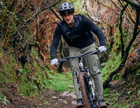 © Fotograf / SQlab / Urs Golling / Gamechanger. Gute Bike-Wear, die funktional, wind- & wetterfest ist und im besten Fall auch noch die eigenen Bedürfnisse perfekt abdeckt, macht das Bikerleben deutlich angenehmer. Funktion trifft Style: Worauf es bei Bike-Bekleidung ankommt