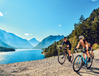 © Fotograf / Reutte/Dominik Somweber / Gib dem Gravel Schotter. Schotterwege sind beliebte, aber nicht die einzigen zum – wörtlich übersetzt – „Schotterrad“ passenden Strecken. „Gravel-Tirol“ bietet ein umfangreiches Gravel-Strecken-Angebot. vielfalt-ist-freiheit_1.png