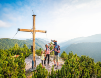 © Fotograf / Gert Perauer / MBN Tourismus / Gipfelglück in den Nockbergen – eine tolle Sache, wenn man seinen ersten geschafften Gipfel schon in jungen Jahren erlebt. Top 20 Familienwanderungen 2025