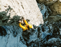 © Fotograf / Salewa NXT / Matteo Pavena / Begegnung zweier Generationen. Luca Andreozzi und Hanspeter Eisendle gemeinsam am Fels der Vajolet-Türme in der Rosengartengruppe der Südtiroler und Trentiner Dolomiten. Beide Welten: „Punk Climber“ Luca Andreozzi trifft Urgestein Hanspeter Eisendle