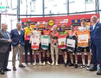 © © EXPA / Johann Groder / v.l.n.r.: Harald Mayer (Präsident Cycling Austria), Thomas Pupp (Tour Direktor), Philip Hofbauer (Team Vorarlberg), Paul Buschek (Schwingshandl Intralogistics), Matthias Jeindl (ARBÖ Kärntensort Feld am See), Sebastian Putz (Nationalteam Cycling Austria), Riccardo Zoidl (Hrinkow Advarics), Paul Viehböck (Tirol KTM Cycling), Gerald Pototschnig Lidl Tour of Austria 2026: Österreichs Radsportmonument feiert Geschichte