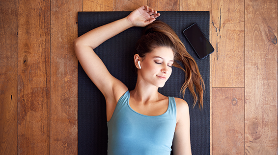 Dir fällt die Decke auf den Kopf? Meditation könnte deine Lösung sein