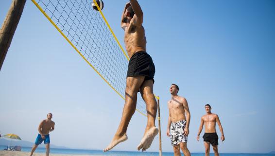 Trendsport Beachvolleyball: Darauf ist zu achten / Bild: iStock / Vesna Andjic