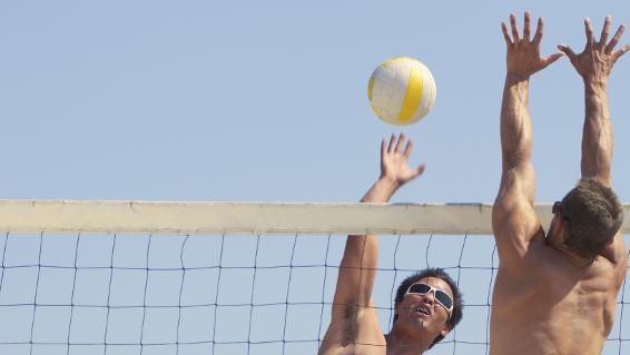 Trendsport Beachvolleyball: Techniken beim Beachvolleyball / Bild: iStock / PGGutenbergUKLtd