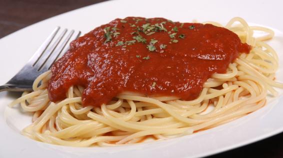 Kalorienbomben und Dickmacher: Tomatensauce / Bild: iStock / juliedeshaies