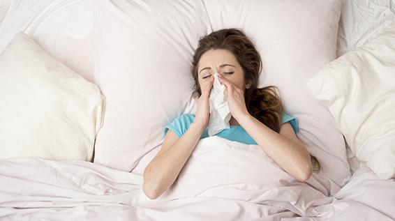 Was an diesen 5 Erkältungs-Weisheiten wirklich dran ist / Bild: iStock / Halfpoint Was an diesen 5 Erkältungs-Weisheiten wirklich dran ist / Bild: iStock / Halfpoint