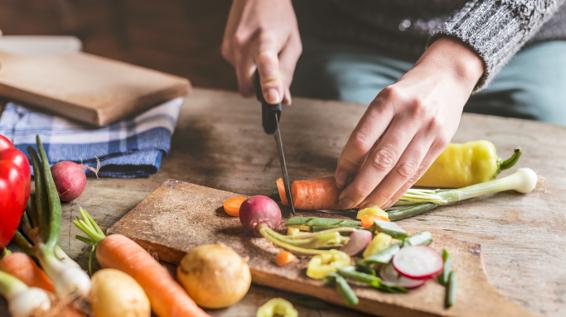 Keep It Simple: 3 Tipps, um deine Ernährung zu vereinfachen / Bild: iStock / Anchiy