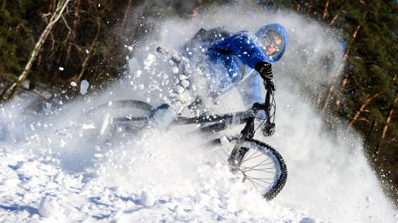 Fatbiken im Winter / Bild: istock / AntonMatveev