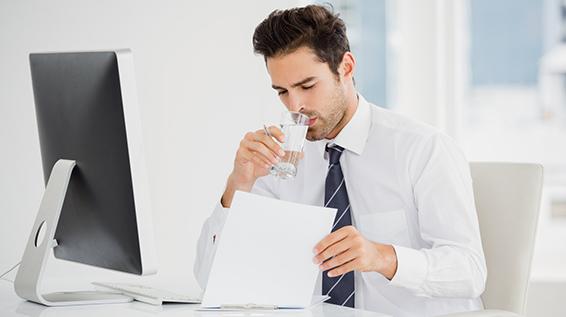 Gesund am Arbeitsplatz – so geht's! / Bild: iStock / Wavebreakmedia