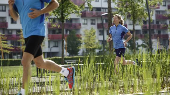 Was deine Laufbekleidung alles können muss / Bild: Löffler