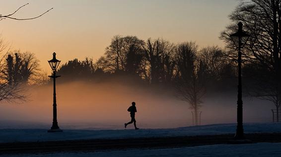 So wirst du zum Morgenläufer / Bild: iStock / galindr