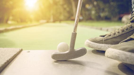 Vom Hobby- zum Leistungssport: 5 Fakten über Minigolf / Bild: iStock / oneinchpunch Vom Hobby- zum Leistungssport: 5 Fakten über Minigolf / Bild: iStock / oneinchpunch