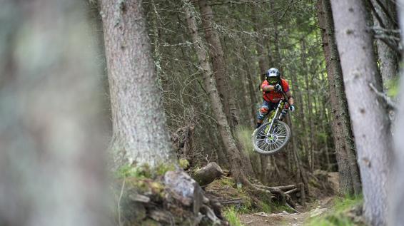 Bike-Action pur: X-Line powered by CONTI / Bild: Saalbach / Carroux