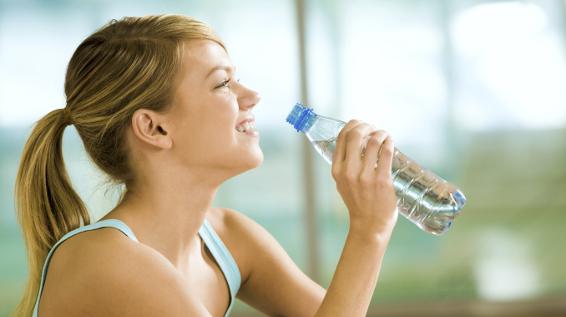 Post-Workout Food: Wasser / Bild: iStock / shironosov