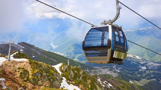 Wandern mit der Seilbahn / Bild: istock / Acnakelsy