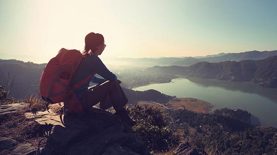 Dem Morgen entgegen: 7 Tipps fürs Sonnenaufgangswandern / Bild: iStock / Izf