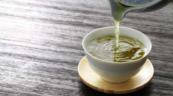 5 Gründe, warum du im Winter mehr Tee trinken solltest / Bild: iStock / kazoka30