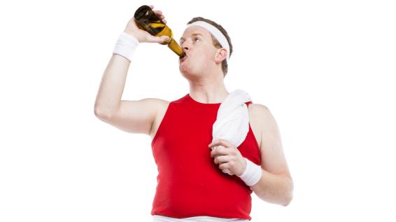 Die 5 hartnäckigsten Trinkmythen im Faktencheck / Bild: iStock / Halfpoint bier radler isotonisch elektrolytgetränk sport