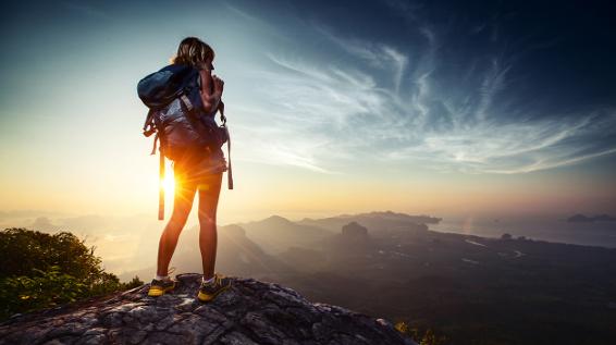 Wanderer beim Sonnenaufgang / Bild: istock / mihtiander