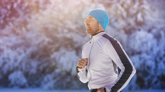 5 Energie-Tricks: So überwindest du die Wintermüdigkeit / Bild: iStock / Halfpoint