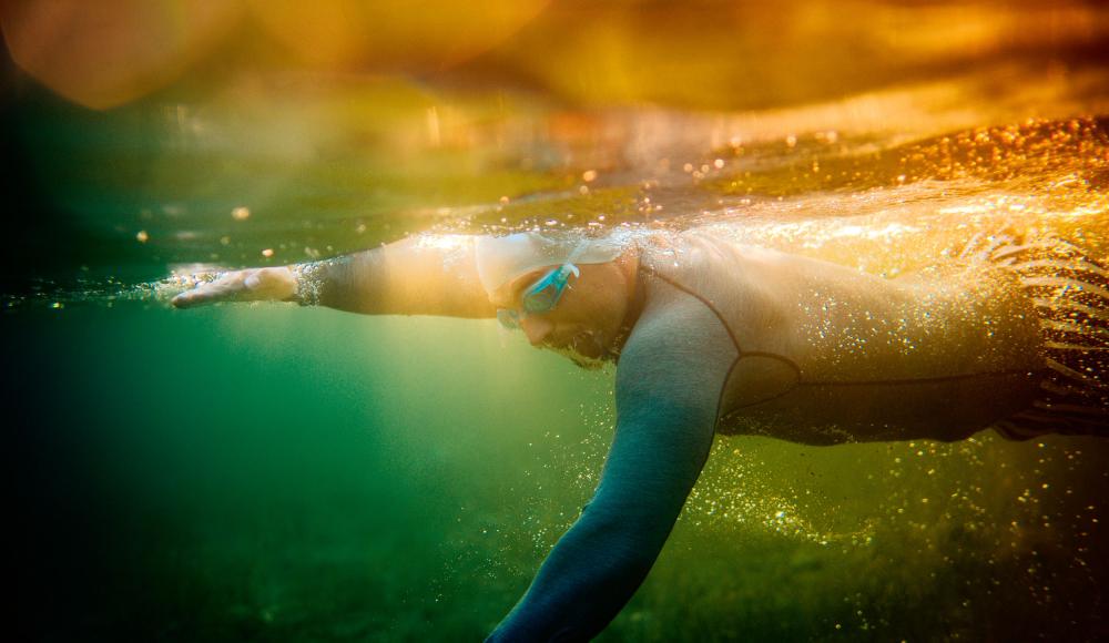 Einfach mal drauflos schwimmen: So gelingt der Einstieg ins Thema Freiwasserschwimmen