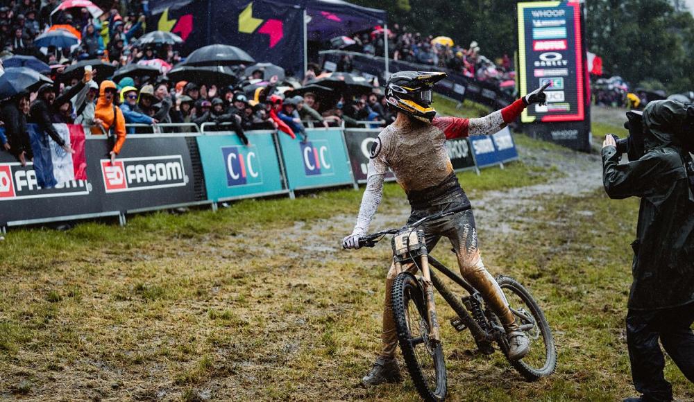 Downhill-Ass Kolb erkämpft sich 2. Platz im Unwetter von Haute-Savoie