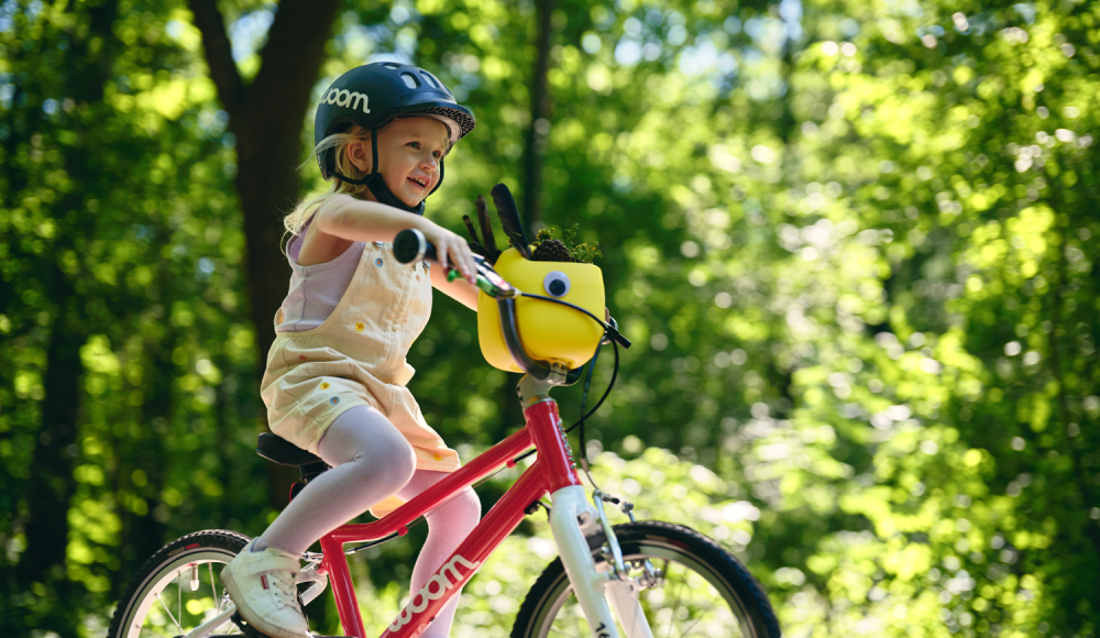 POP it on, POP it off – woom bringt neuen Kinderfahrradkorb auf den Markt