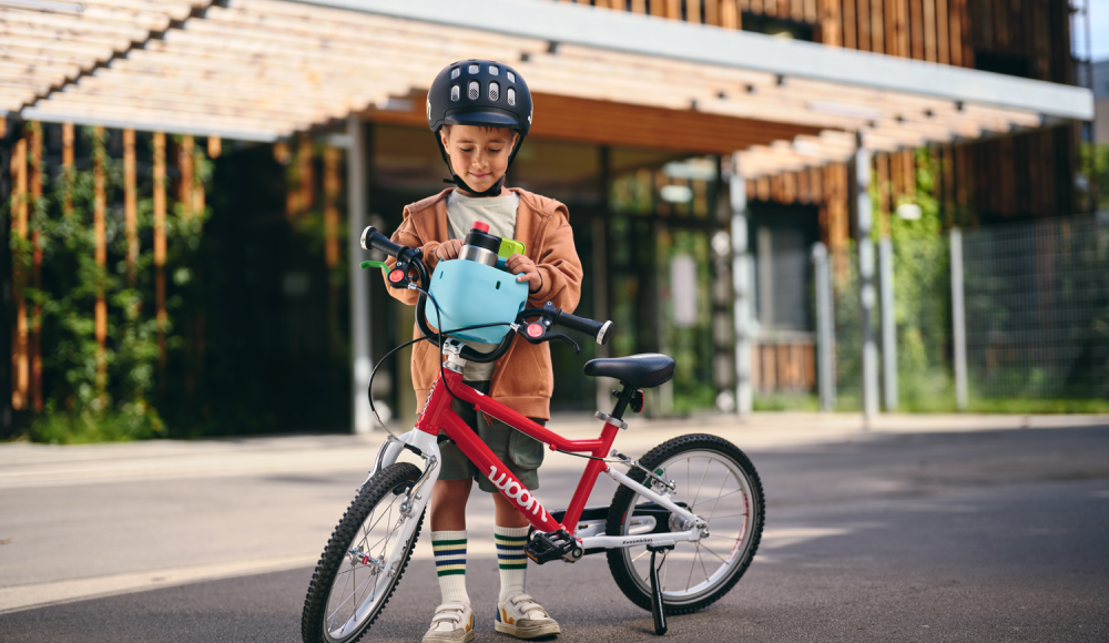 POP it on, POP it off – woom bringt neuen Kinderfahrradkorb auf den Markt