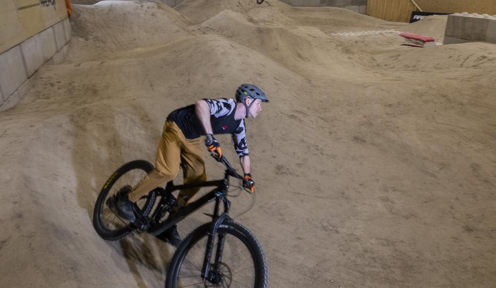 Indoor-Bikepark in der AREA 47 – deine ultimative Winter-Location für Training, Action und entspannte Nächte