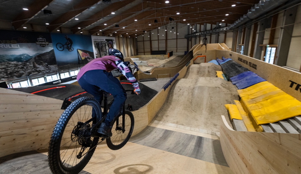 Indoor-Bikepark in der AREA 47 – deine ultimative Winter-Location für Training, Action und entspannte Nächte